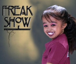 Novým přírůstkem Freak Show je nejmenší žena na světě