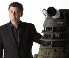 Moffat za sebe aktivně hledá náhradu u Doctora Who